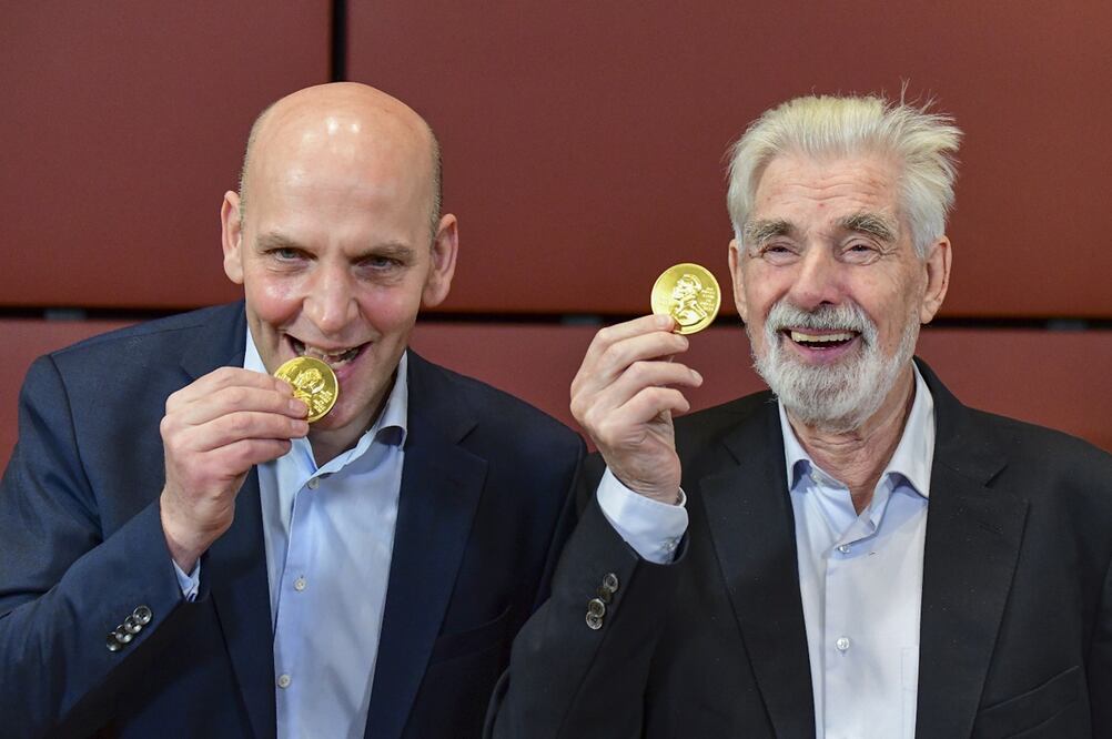 Benjamin List y Klaus Hasselmann, galardonados respectivamente con los premios Nobel de Química y de Física. Foto: AP / Tobias Schwarz