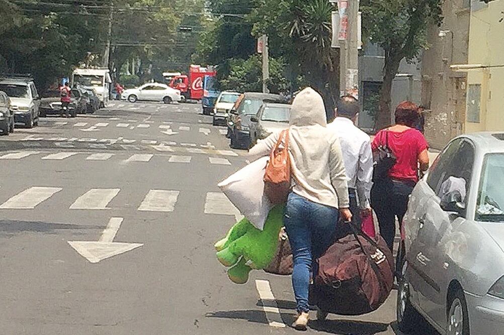 Esbeidy, testigo clave en el multihomicidio de la colonia Narvarte, abandonó con tres maletas la residencia donde se cometió el delito. Ella y las dos personas que la acompañaron caminaron hacia el Eje Central y Doctor Barragán Foto: Lourdes Murgía