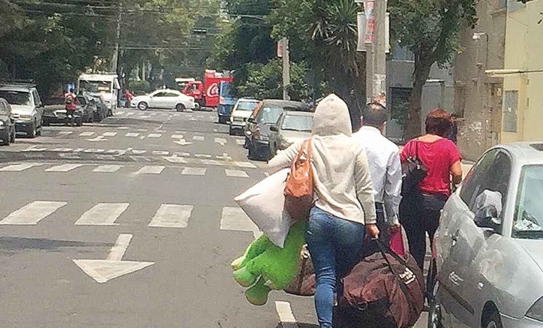 Esbeidy, testigo clave en el multihomicidio de la colonia Narvarte, abandonó con tres maletas la residencia donde se cometió el delito. Ella y las dos personas que la acompañaron caminaron hacia el Eje Central y Doctor Barragán Foto: Lourdes Murgía