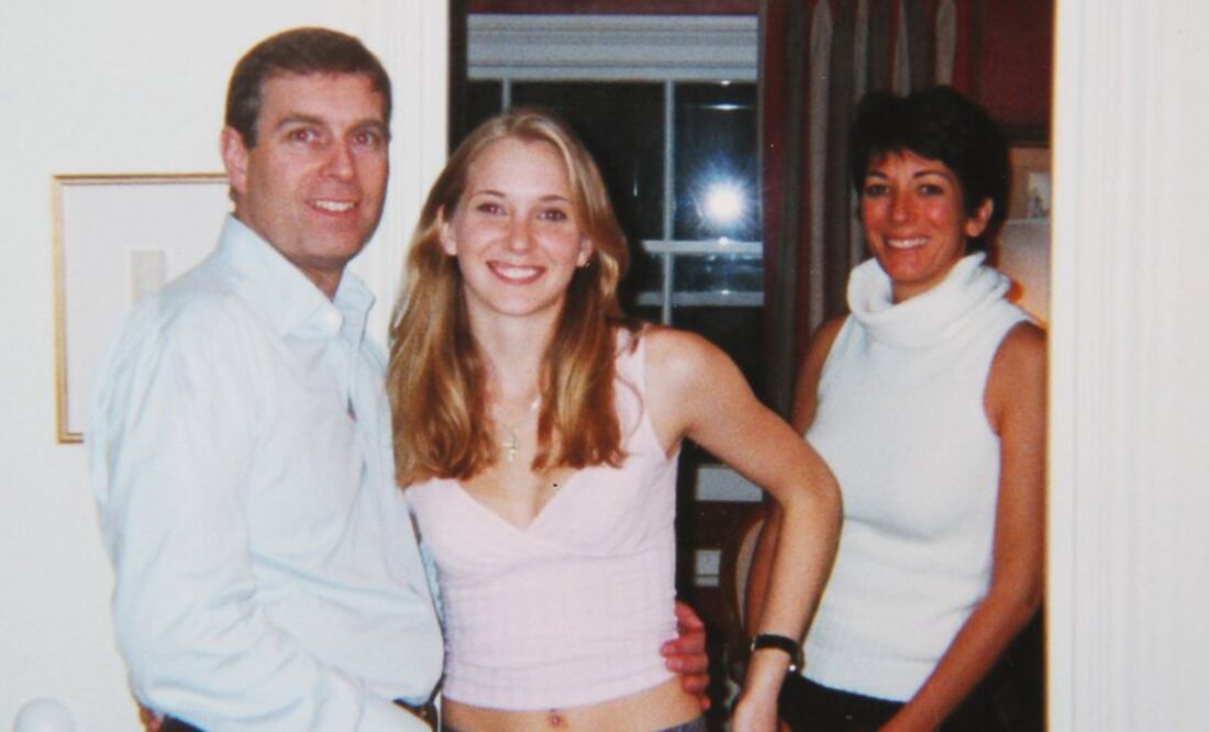 El príncipe Andrés, Virginia Roberts (ahora Giuffre) y Ghislaine Maxwell en 2001. Foto: Vía BBC