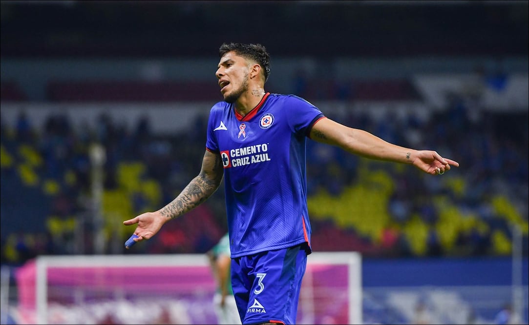 Carlos Salcedo en partido con Cruz Azul - Foto: Imago7