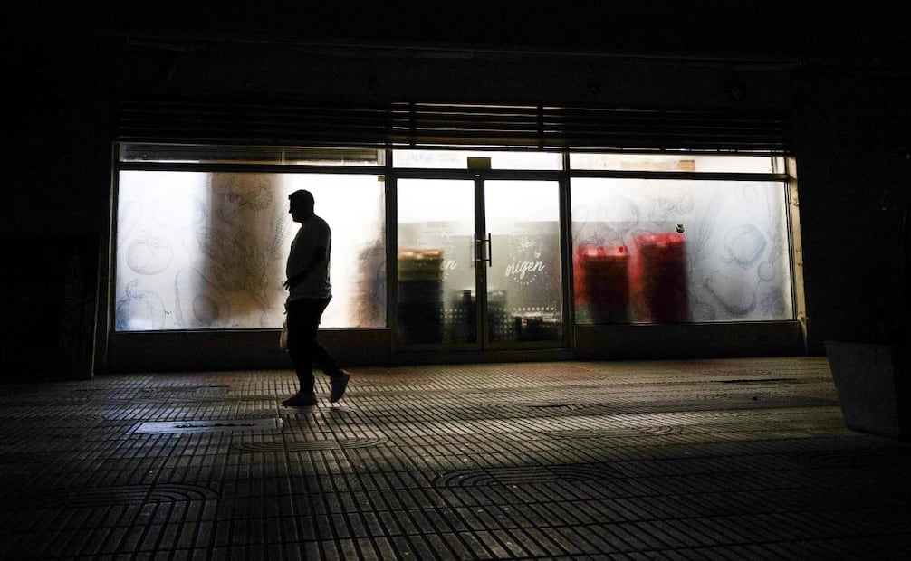 Una persona por una calle sin luz este lunes, en Santo Domingo (República Dominicana). El Gobierno dominicano afirmó que el sistema energético ha sido restablecido en un 30 %, tras el apagón general que se registró en horas de la mañana que trastocó el tráfico, así como labores educativas, de salud e industriales en el país. Foto: EFE