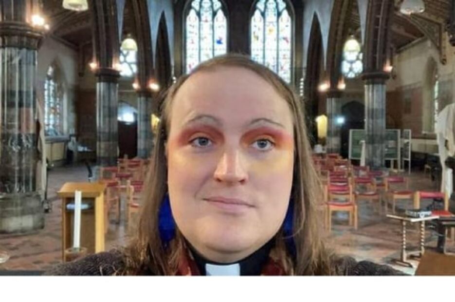 Bingo Allison, el primer sacerdote no binario ordenado en la Iglesia católica de Inglaterra