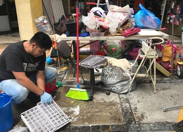 Desbordamiento de Emisor Poniente deja atrapados a vecinos de Tlalnepantla