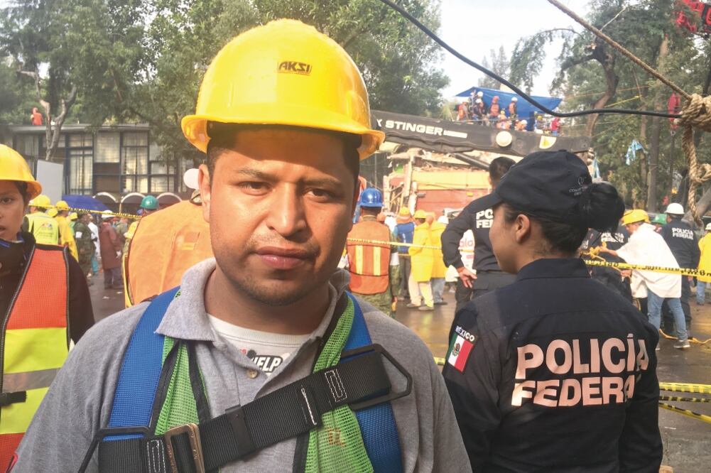 Viridiana García lleva días sepultada en el multifamiliar de Ciudad Jardín y su esposo Julio Ocaña confía en sacarla. (CARLOS ARRIETA. EL UNIVERSAL)