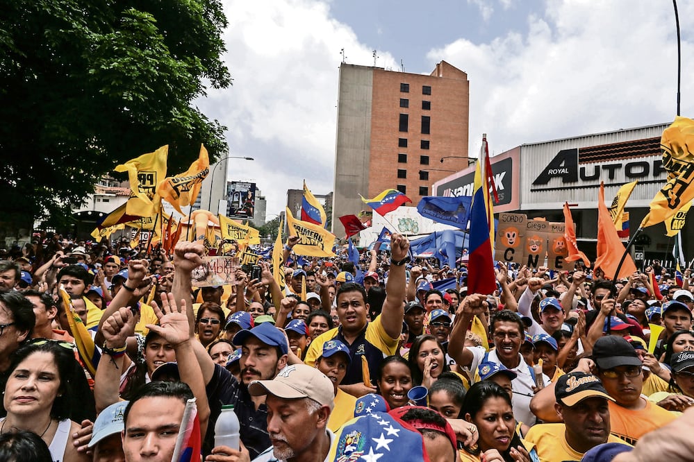 Miles de opositores al gobierno venezolano exigieron ayer en Caracas que el Consejo Nacional Electoral se pronuncie sobre la validez o no de 1.8 millones de firmas recolectadas en abril (CRISTIAN HERNÁNDEZ. XINHUA)