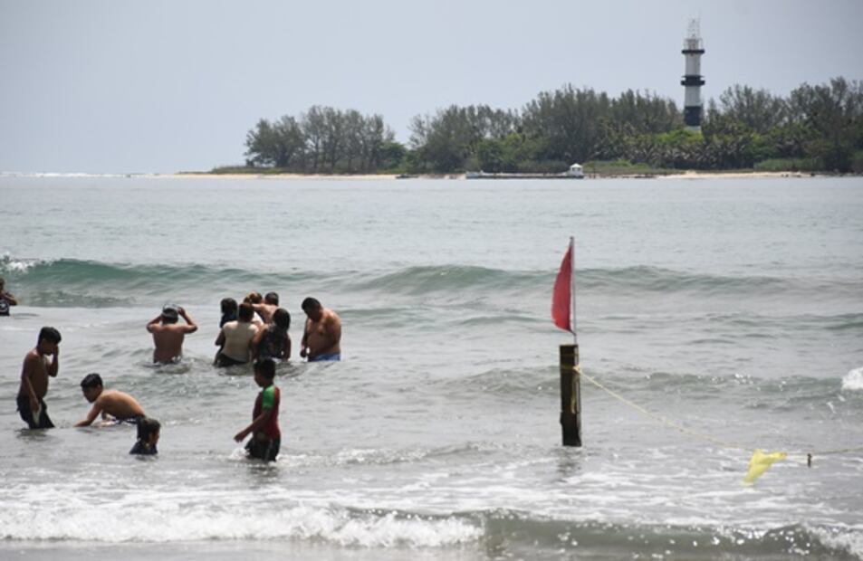 Rescata a familia a punto de ahogarse en Veracruz