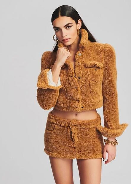 Michelle Salas combina perfectamente pantalón de piel y chamarra de peluche