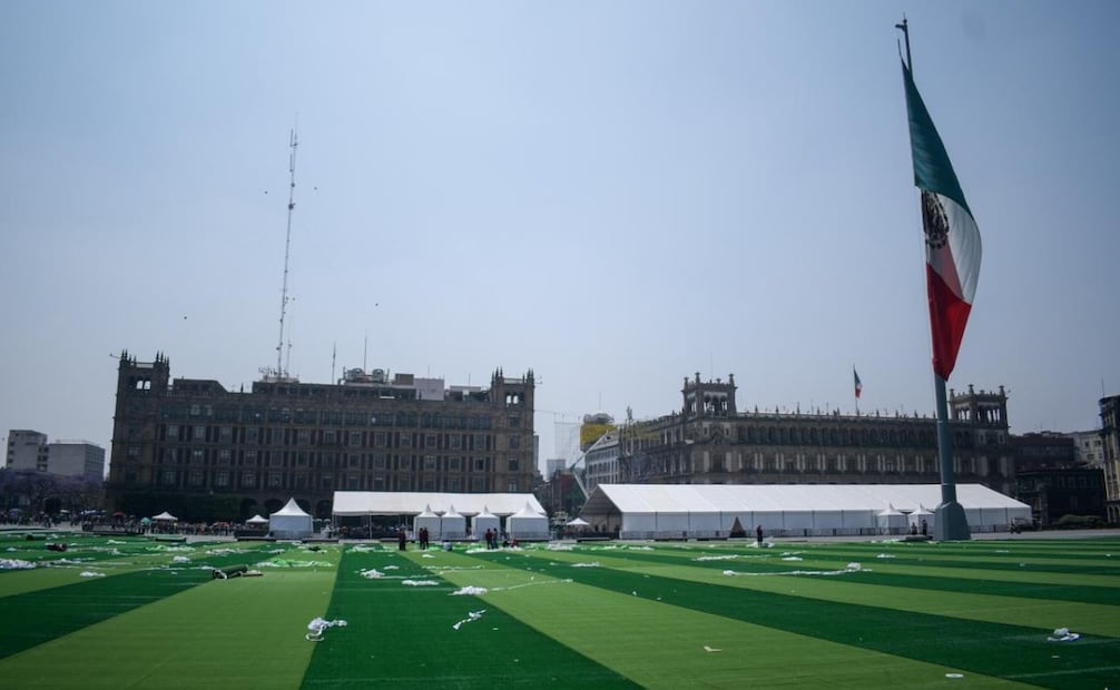 Con pasto artificial, alistan el Zócalo para clase masiva de fútbol; prevén asistencia de 10 mil personas.
Foto: Santiago Cadena/ EL UNIVERSAL
