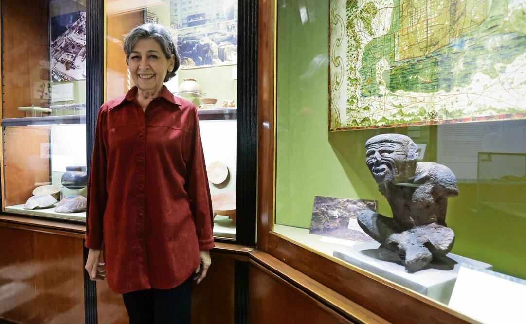 La coordinadora de exposiciones del acervo histórico del Palacio de Bellas Artes, Beatriz Maupomé, al lado de la escultura de Huehuetéotl, también conocido como “dios viejo”. Foto: Fernanda Rojas / EL UNIVERSAL