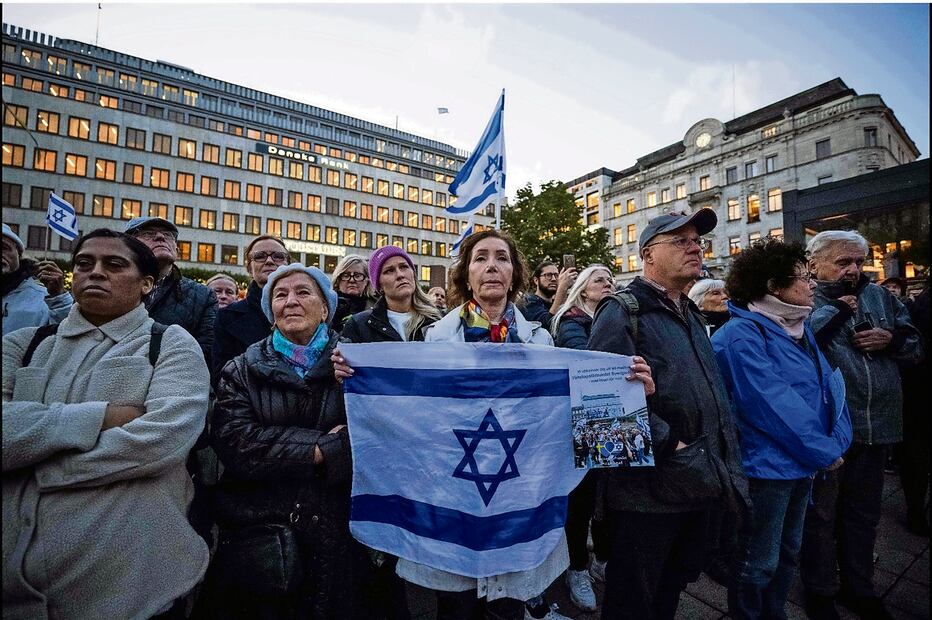 Un participante muestra la bandera de Israel durante una manifestación en apoyo a ese Estado, en Estocolmo, Suecia. Foto: Jonathan Nackstrand | AFP
