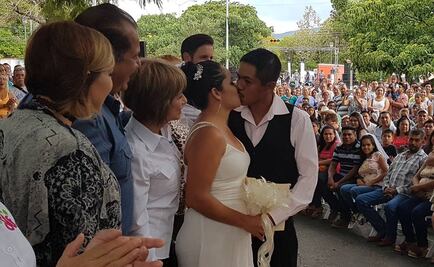 Celebran boda comunitaria al aire libre en Ciudad Victoria