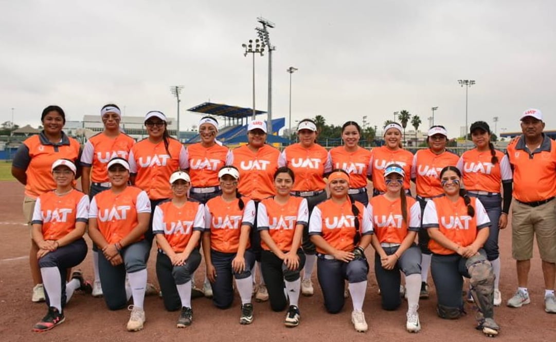 Delegación de atletas de la Universidad Autónoma de Tamaulipas. Foto: Especial