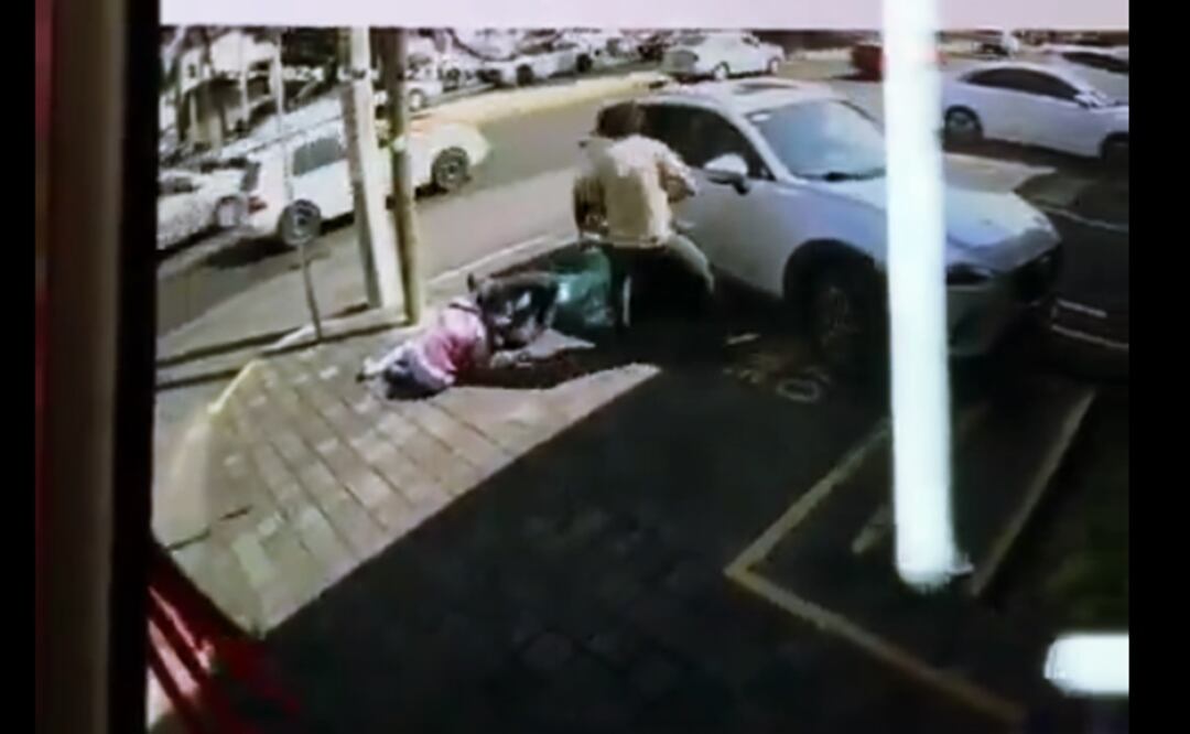 Hombre golpea a adultos mayores y causa múltiples atropellos en Colima;  autoridades investigan posible trastorno mental. Foto: Captura de pantalla