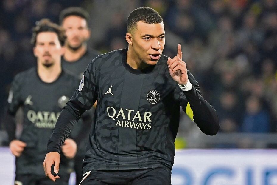 Kylian Mbappé es suplente con el PSG, pero entra y anota