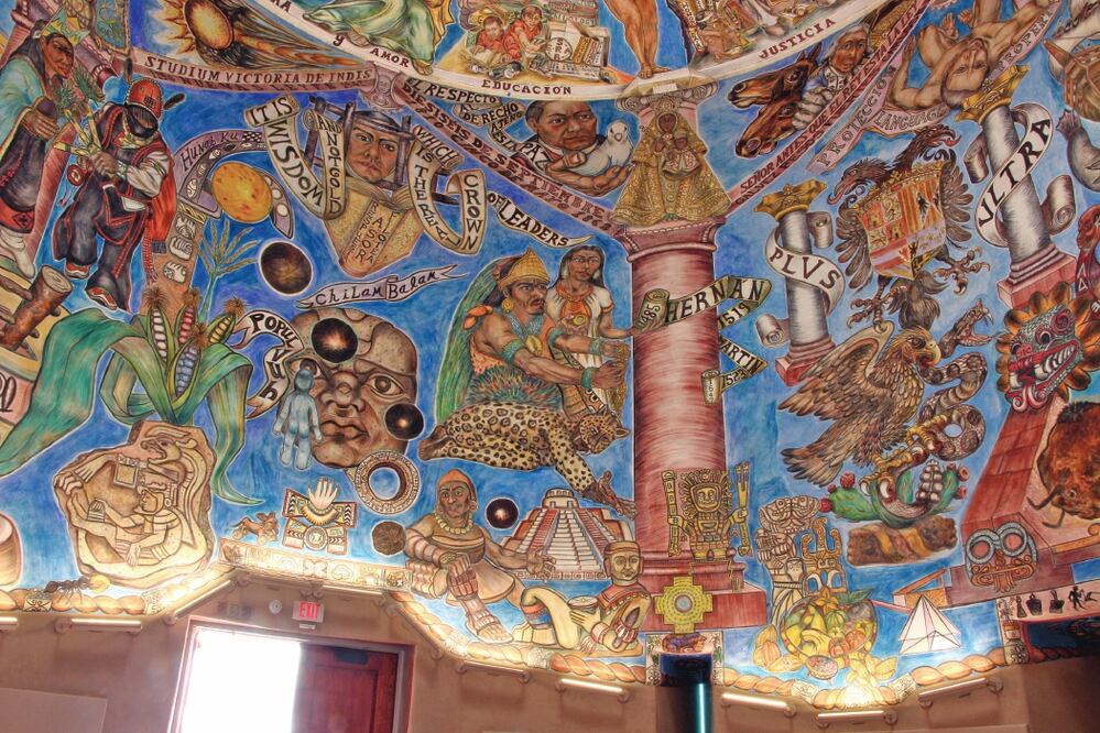 El mural de 4 mil pies cuadrados creado por Frederico Vigil se encuentra en un torreón de Albuquerque, que Gleason llama “La capilla sixtina hispanoamericana”. (FOTOS: ©MIGUEL GLEASON)