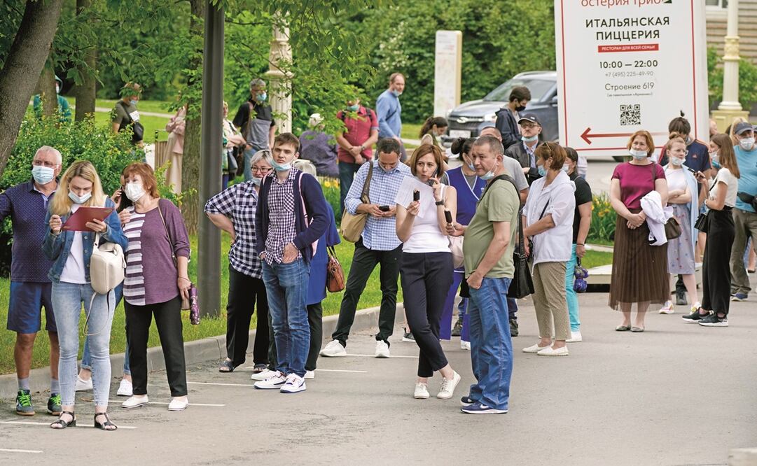 El gobierno ruso descartó ayer un confinamiento, a pesar de haber reportado 679 muertes por Covid-19 en las últimas 24 horas. Además, registró 23 mil 218 nuevos casos en un día, la cifra más alta desde mediados de enero. Foto: Alexander Zemlianichenko. AP