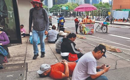 Crónica: En la CDMX hay pizza, chela y baraja en plantón de la CNTE