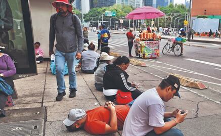 Crónica: En la CDMX hay pizza, chela y baraja en plantón de la CNTE