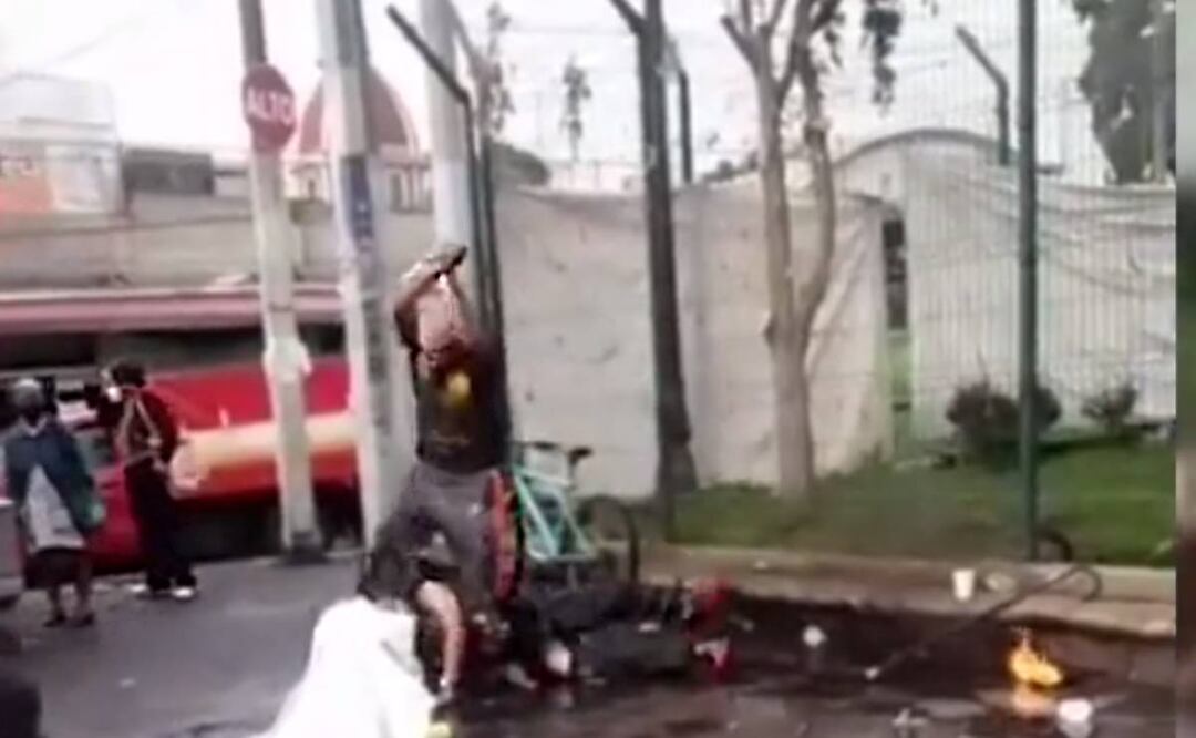 Foto: Especial/El Universal/Momento exacto en que a Jonathan le clavan un palo en la cara