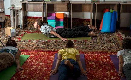 Ucranianos practican yoga bajo el constante cañoneo de artillería rusa; "Nos desconectamos del mundo exterior"