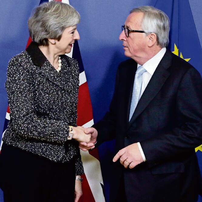 Encuentro. Theresa May se reunió ayer con el presidente de la Comisión Europea, Jean-Claude Juncker. ARIS OIKONOMOU. AFP