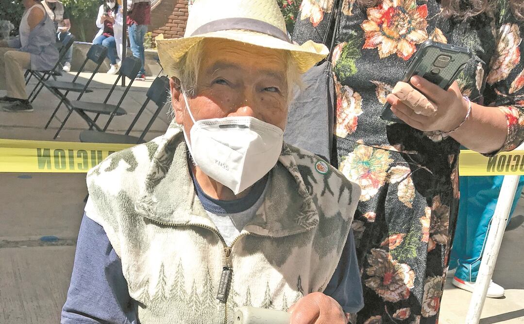 Fidel González, de 93 años, trató de ejercitarse un poco después de recibir la dosis de AstraZeneca. Foto: REBECA JIMÉNEZ. EL UNIVERSAL