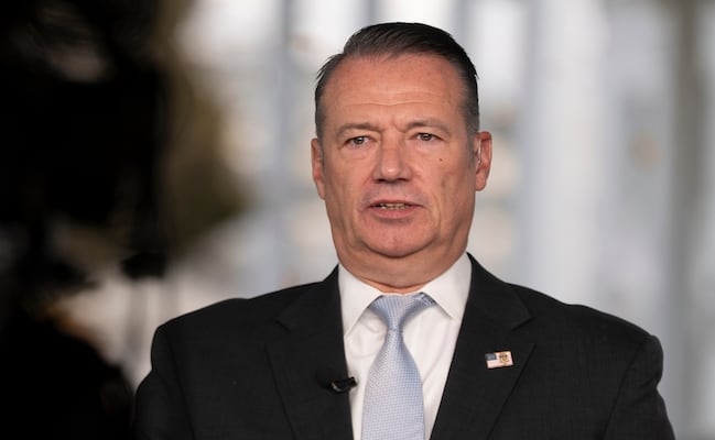 Renuncia jefe interino de ICE; deja cargo tras supervisar plan de deportaciones masivas