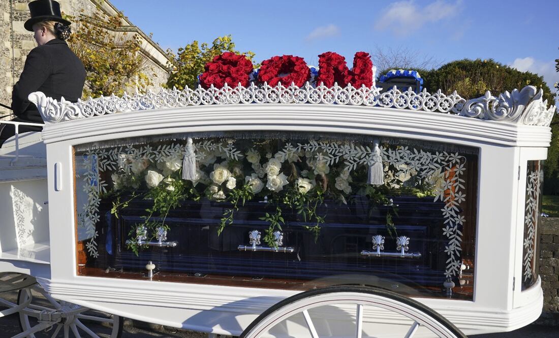 Un carruaje tirado por caballos que transporta el ataúd de Liam Payne llega al funeral del cantante de One Direction en la iglesia de St Mary en Amersham, Buckinghamshire, Inglaterra. Foto: AP.