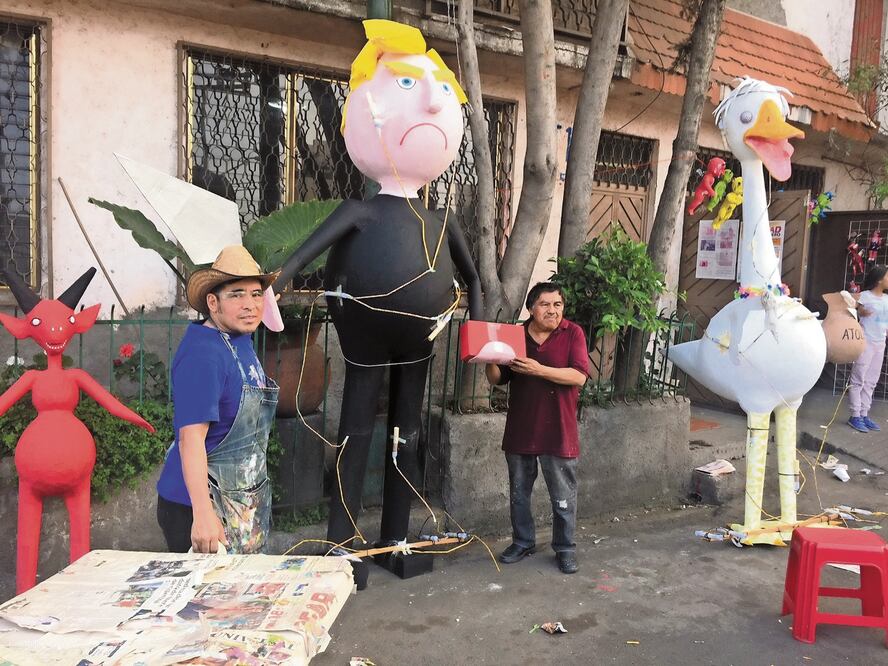 Ricardo Linares elaboró las figuras de Trump y el “Me canso ganso” para la tradicional quema de judas en la colonia Merced. ANDREA AHEDO. EL UNIVERSAL