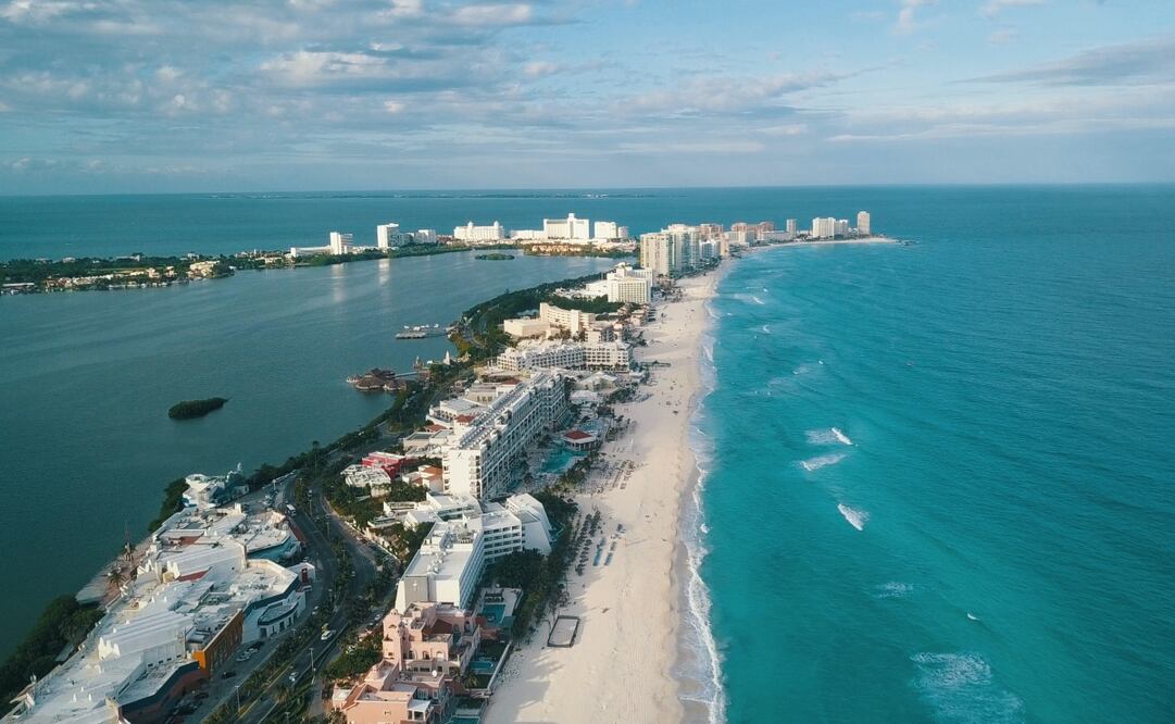 Cancún es uno de los destinos a los cuales llegan los vuelos desde el Aeropuerto Felipe Ángeles. Foto: Unsplash. Gerson Repreza