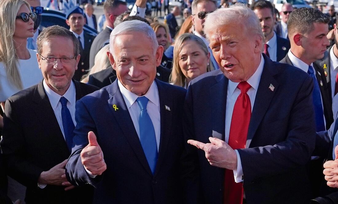 El primer ministro israelí, Benjamin Netanyahu, con el mandatario estadounidense, Donald Trump, antes de abordar el Air Force One en el Aeropuerto Internacional Ben Gurion, el 13 de octubre pasado, cerca de Tel Aviv. Foto: Evan Vucci / AP