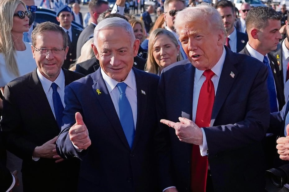 El primer ministro israelí, Benjamin Netanyahu, con el mandatario estadounidense, Donald Trump, antes de abordar el Air Force One en el Aeropuerto Internacional Ben Gurion, el 13 de octubre pasado, cerca de Tel Aviv. Foto: Evan Vucci / AP