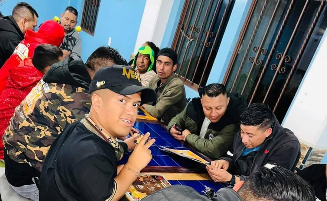 En la primera foto, difundida el 15 de marzo, se aprecia al influencer cenando con integrantes de la agrupación, entre ellos “El Bocho”. Foto: X