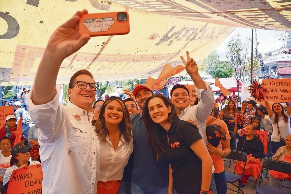 Salomón Chertorivski y las candidatas Janeth Delgado y Alejandra Puente sostuvieron un encuentro con habitantes de la colonia El Rodeo, en Álvaro Obregón. Foto: Especial