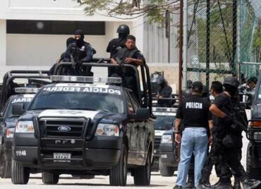 Arrestan a 16 policías municipales de Cancún por motín