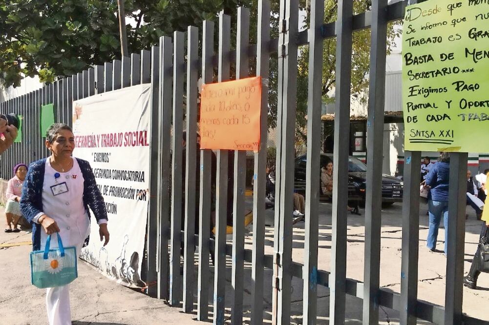 El gobierno del estado gestionó recursos por 100 millones de pesos para el pago del personal de salud, pero no los han recibido, acusan trabajadores. (CARLOS ARRIETA. EL UNIVERSAL)