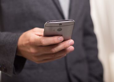 ¿Te pueden prohibir el uso del celular en el trabajo?