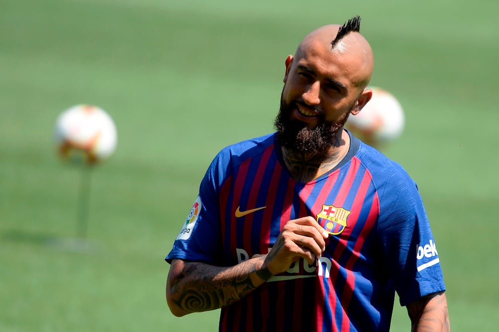 Arturo Vidal posa con la playera del Barcelona. Foto: AFP