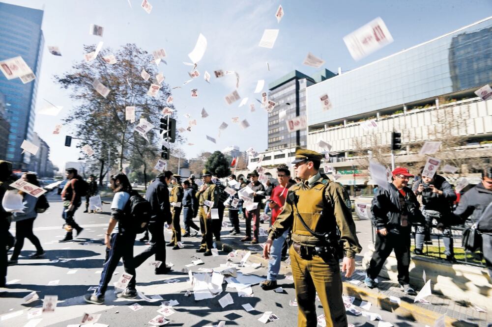 Protesta. Personas se manifestaron ayer en la capital chilena contra la visita del vicepresidente de EU. (CARLOS VERA. REUTERS)