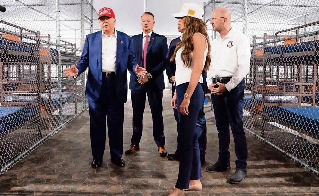 El presidente de Estados Unidos, Donald Trump, recorrió esta semana la nueva prisión migratoria Alligator Alcatraz, en Florida. Foto: EFE. @SEC_NOEM