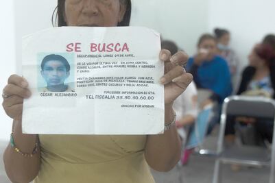Madre busca en Semefo de Guadalajara a sus dos hijos desaparecidos
