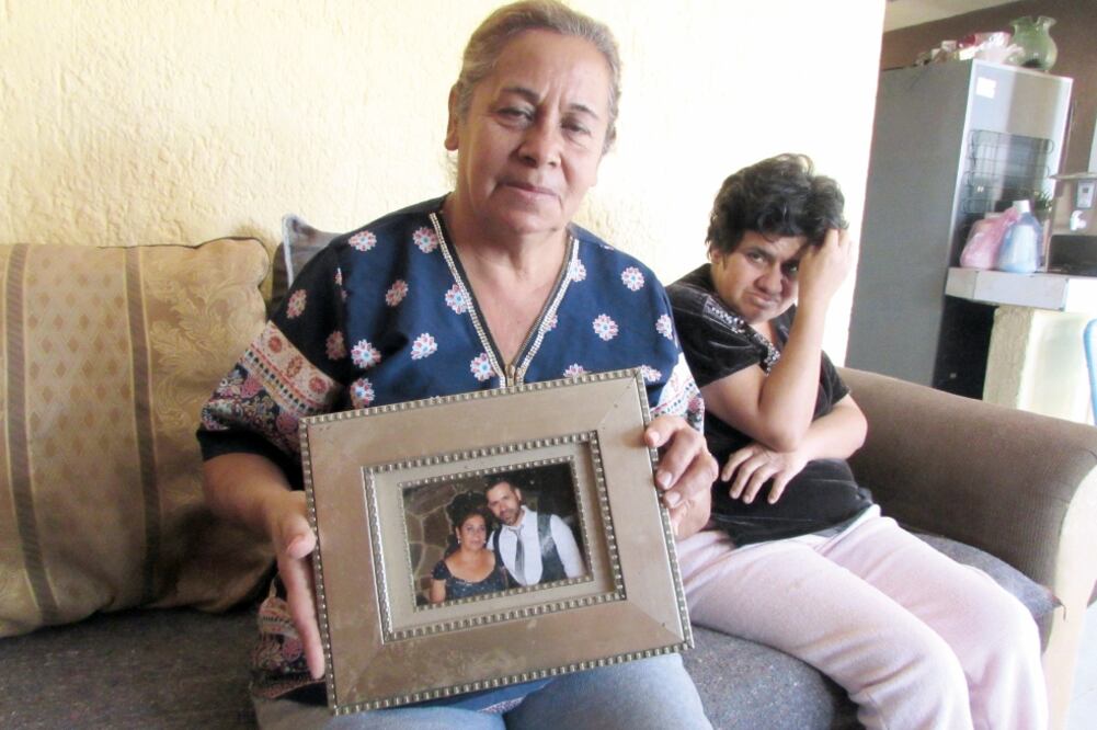 Cada mes, doña Chuy recibe dinero de su hijo Adrián, quien desde hace 16 años está en Estados Unidos. Con ese recurso ha podido ampliar su casa, ubicada en una colonia popular de Tlajomulco (RAÚL TORRES. EL UNIVERSAL)