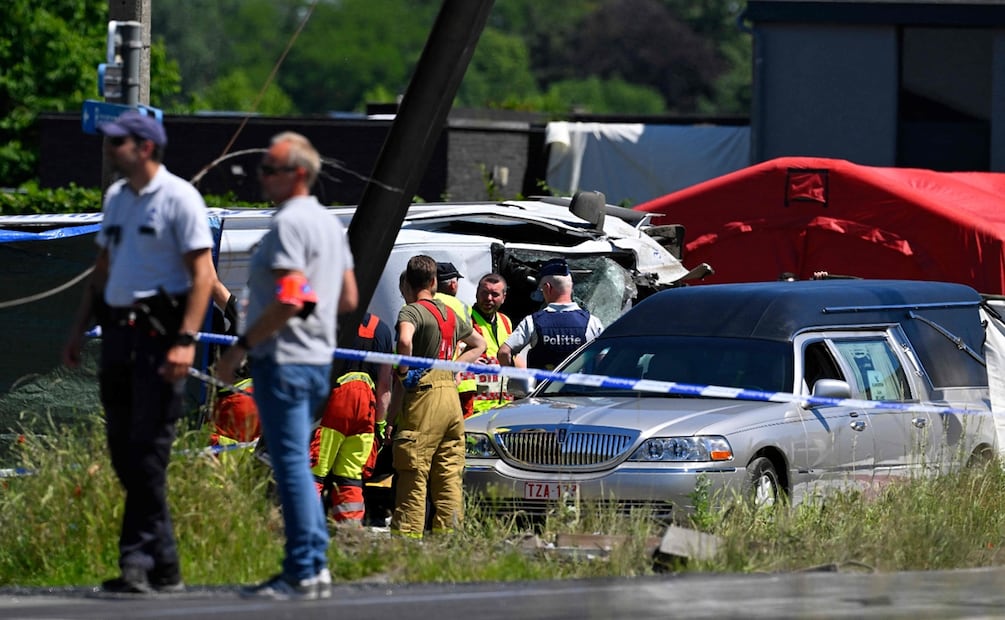Las circunstancias del incidente entre un autobús escolar y un tren en el pueblo de Buggenhout, Flandes, siguen siendo confusas. Foto: AFP