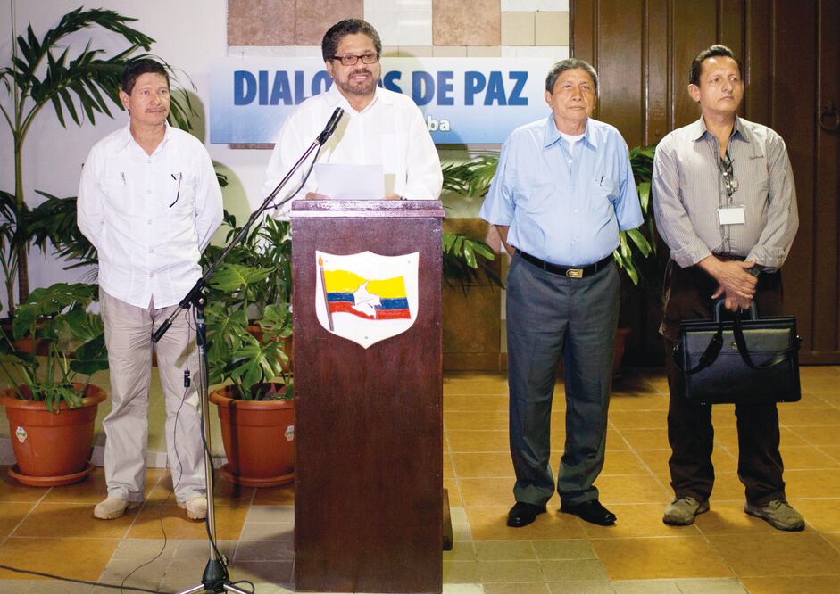 Iván Márquez, jefe negociador de las FARC, al centro, flanqueado a su izquierda por Jairo Martínez, muerto en un ataque del ejército, en una foto de 2014 en Cuba (ARCHIVO AP)