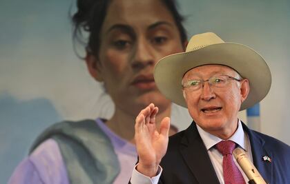 Embajador Ken Salazar reconoce a México como "socio crucial" para abordar la migración