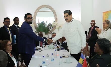 Maduro ordena "acción defensiva" en el Atlántico ante llegada de buque británico a Guyana