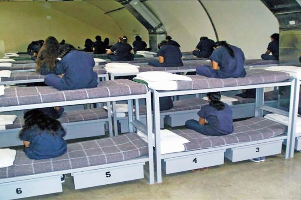 Estefanía recuerda que en el centro de detención en El Paso, Texas, en el que le quitaron sus documentos, había más de 800 personas, entre mujeres y menores de edad. (CORTESÍA)