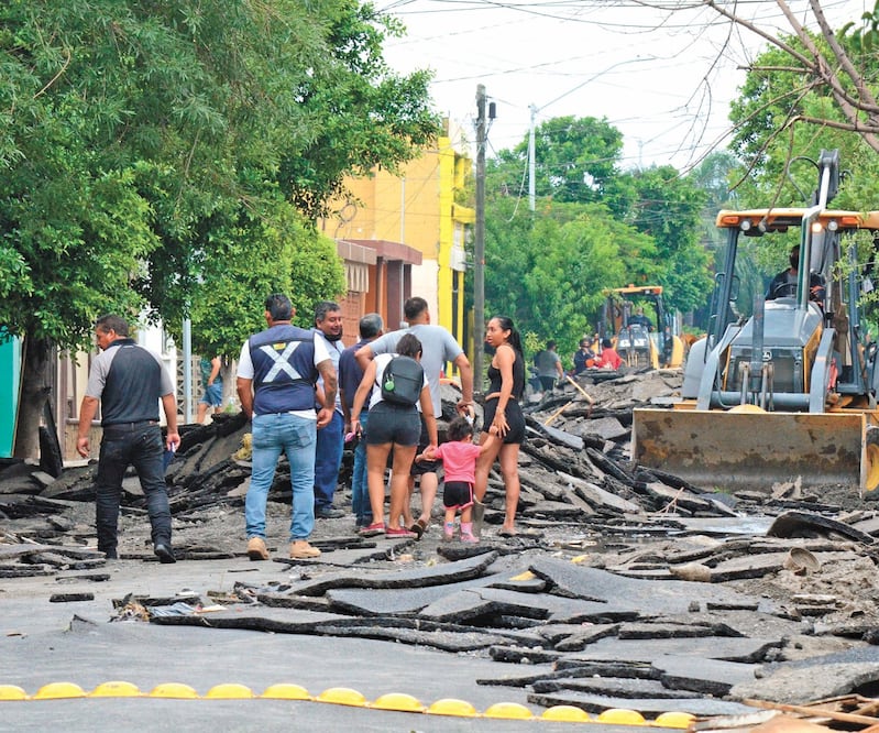 La lluvia generada por Hanna causó el desprendimiento del asfalto y daños en la estructura del pavimento en San Nicolás de los Garza. EMILIO VÁZQUEZ. EL UNIVERSAL