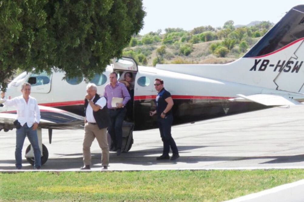 La semana pasada, Andrés Manuel López Obrador dijo que viajaría en vuelos comerciales de llegar a la Presidencia. Ayer utilizó transporte aéreo privad o. Su equipo argumentó que se trató de un taxi aéreo. Foto: ESPECIAL